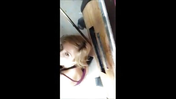 Blonde MILF mit Brille im falschen Taxi gefickt